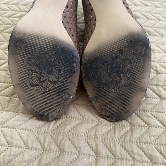 Tahari lattice work heel with stacked heel (3 3/4-4”), in tan, back zip, size 9 - Picture 7 of 10